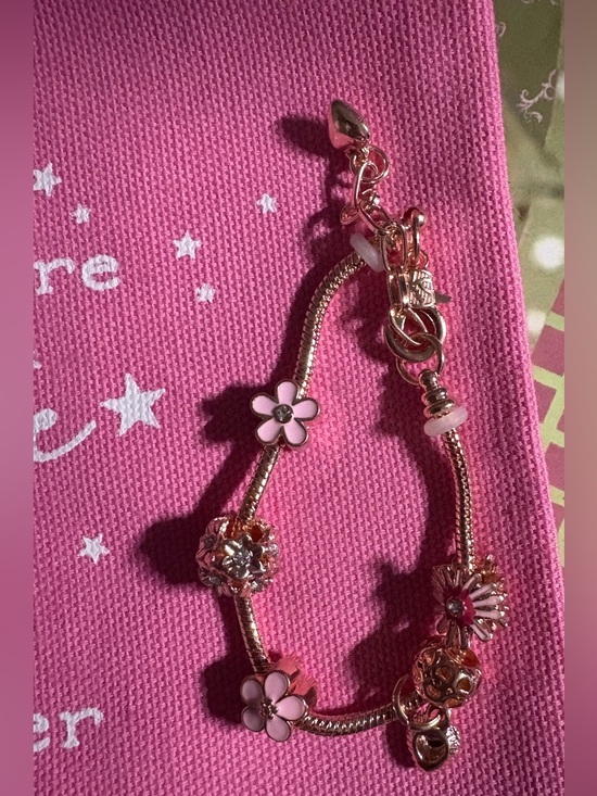 Hair Care & Bath Bundle Srt with Flower Pillow and 12 Pampered Products - Picture 3 of 16